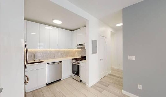 2nd image of 942 Hayes St #29