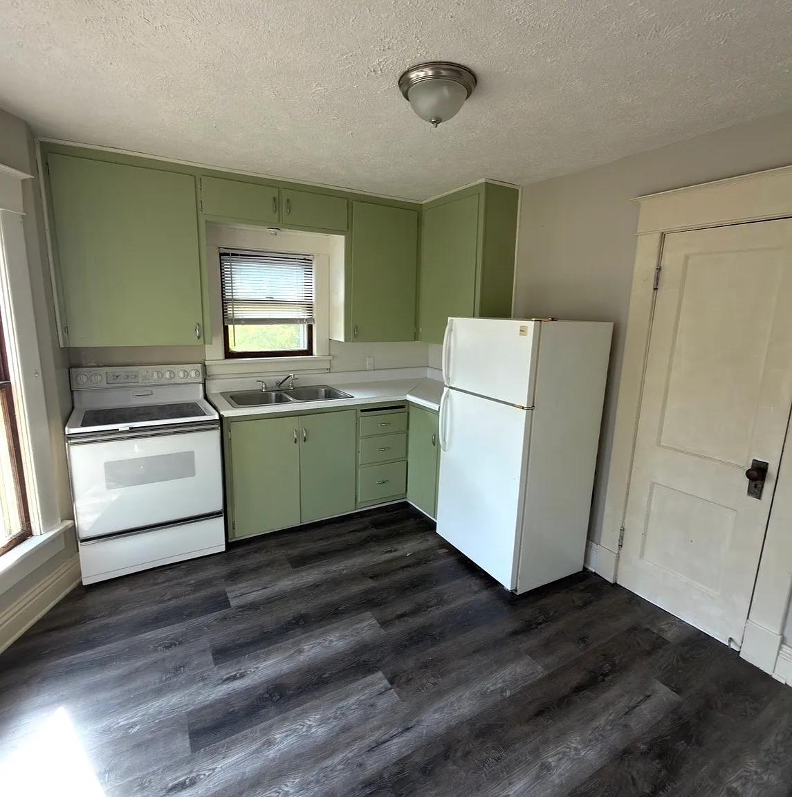 604 W Walnut St — Photo 4