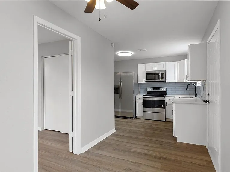 2406 E Clark St — Photo 33
