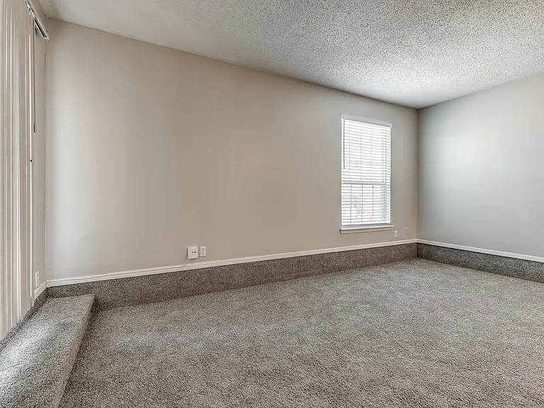 Fairfax Apartments — Photo 31