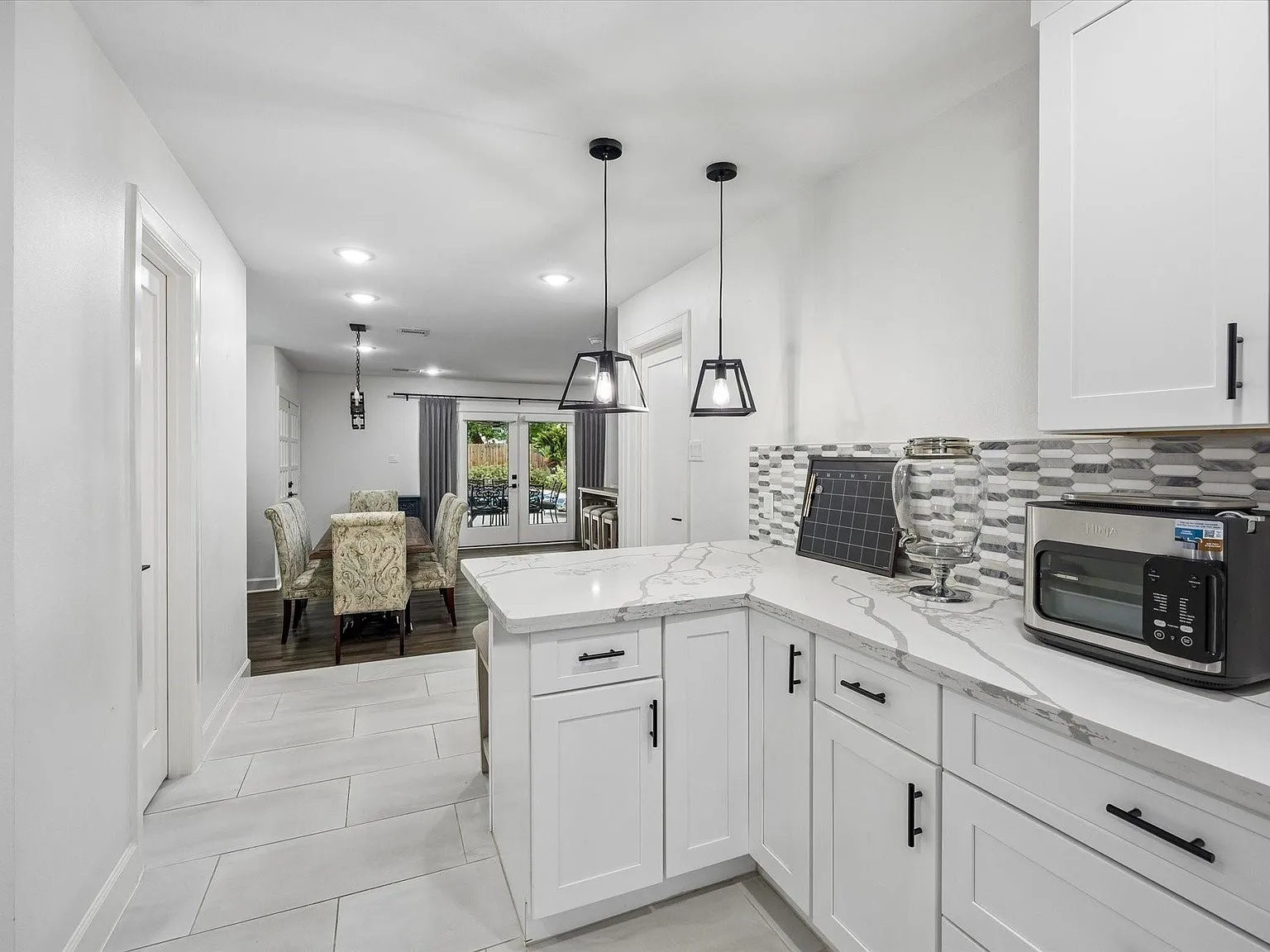3 bed, 2.5 bath, 2295 sqft, $7,500 — Photo 2