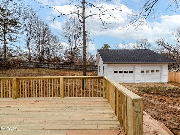 5th image of 104 Ruskin Cir