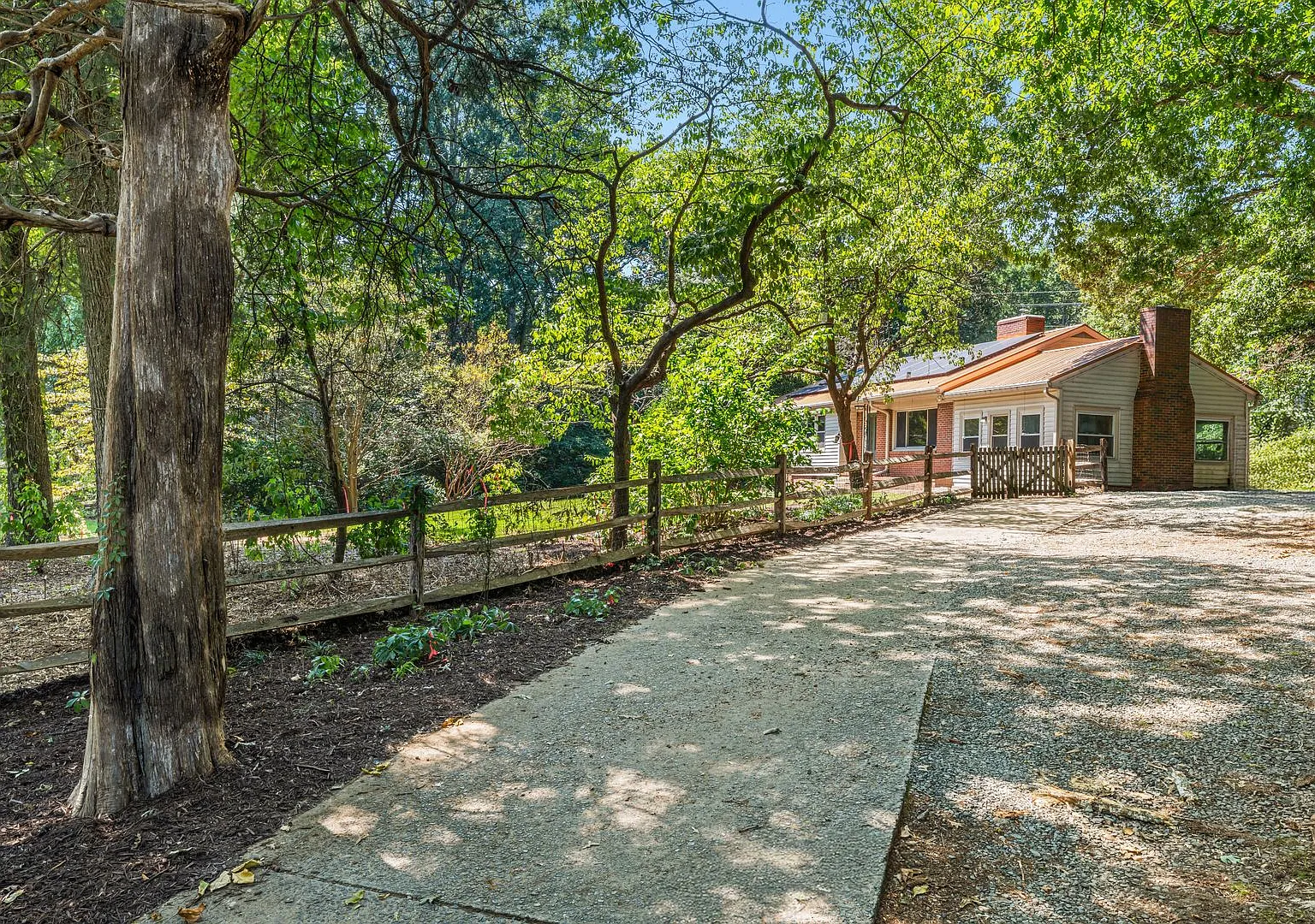 3 Bed+Bonus/1.5 Bath Home + 2 Fenced Acres - Available Now! — Photo 1