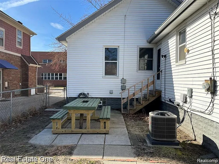371 E Oakridge St — Photo 4