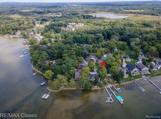 619 E Shore Dr, Whitmore Lake, MI 48189