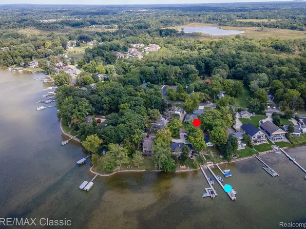 619 E Shore Dr, Whitmore Lake, MI 48189