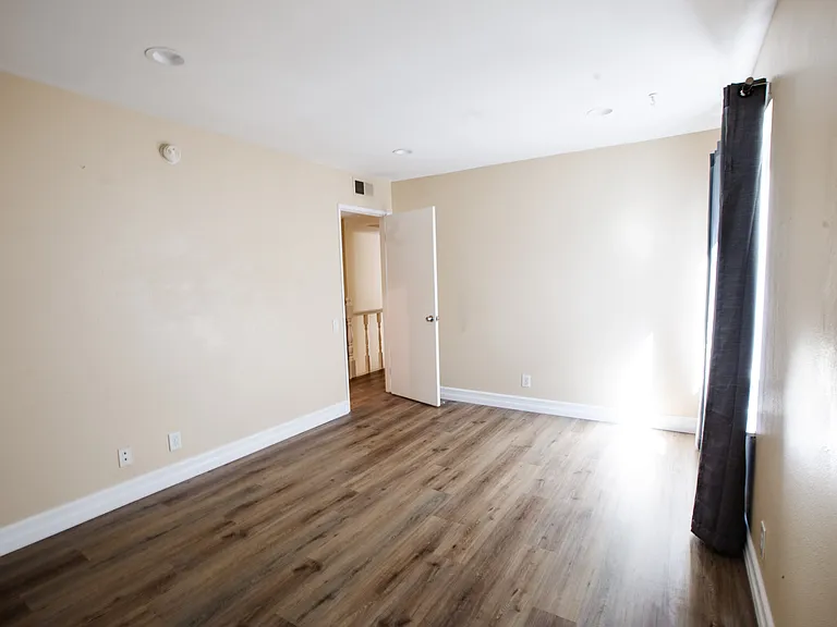 10933 Wellworth Ave #4 — Photo 25