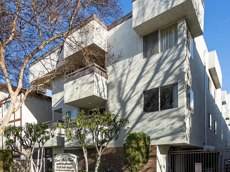 Santa Anita Court Luxury Apartments