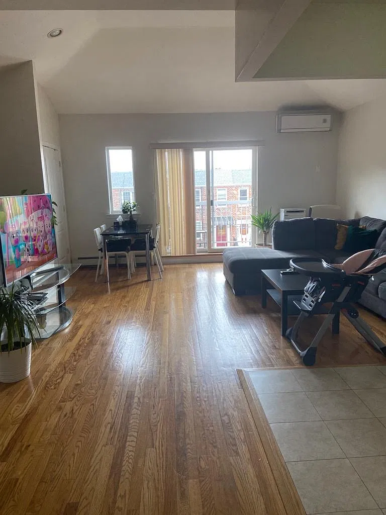 3 bed, 1100 sqft, $3,300 — Photo 2