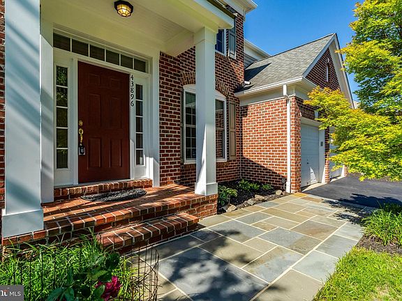4th image of 43896 Churchill Glen Dr