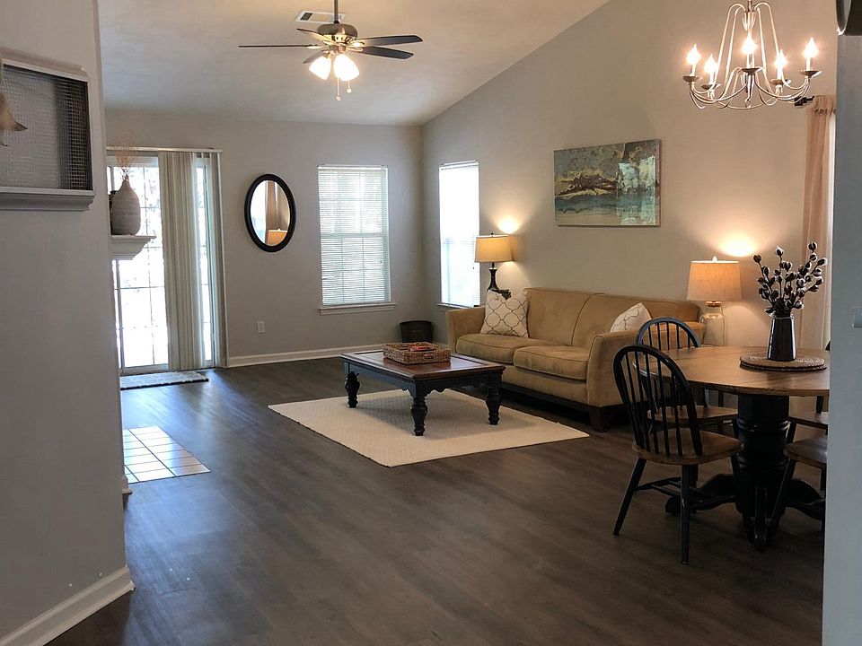 Tastefully updated living area!