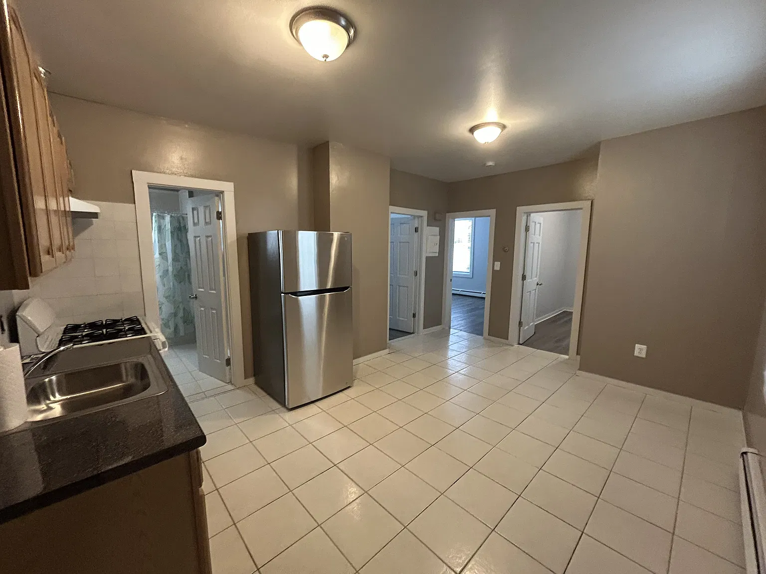 3 bed, 900 sqft, $2,100 — Photo 4