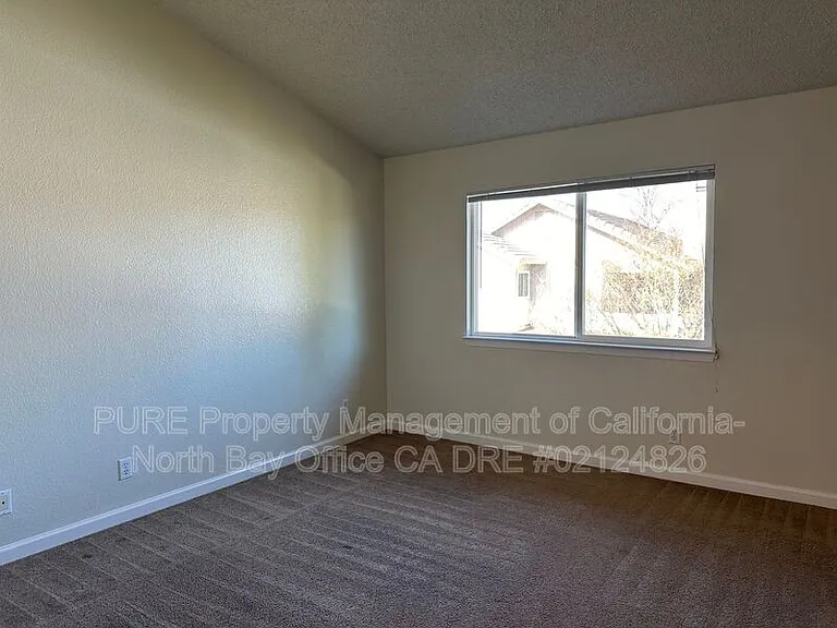 15 Regents Cir — Photo 24