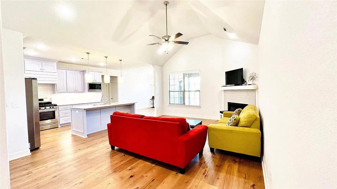 4 bed, 2.5 bath, 2008 sqft, $2,350 — Photo 2