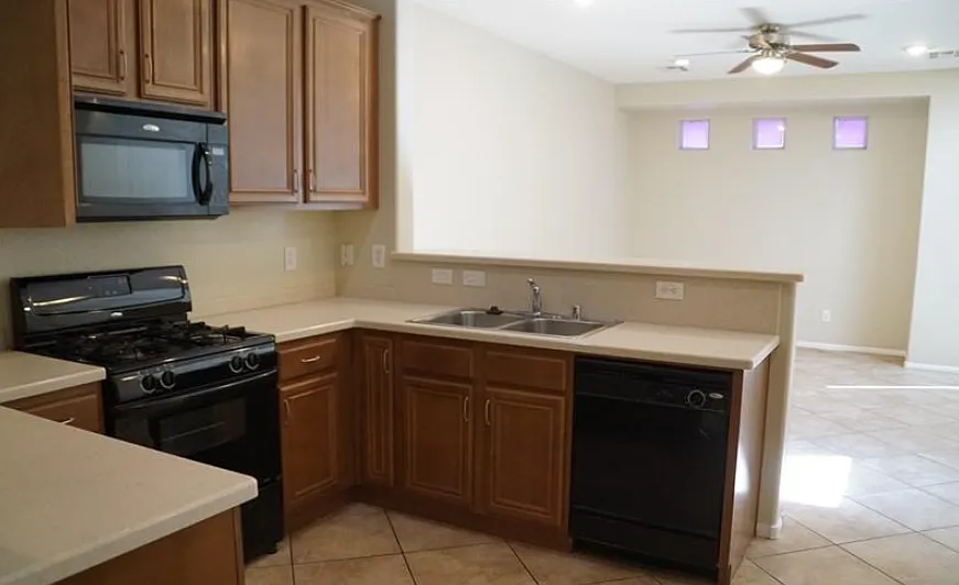 3 bed, 2.5 bath, 1551 sqft, $1,845 — Photo 4
