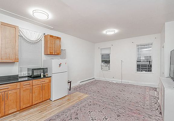 3rd image of 3709 Crescent St #2F
