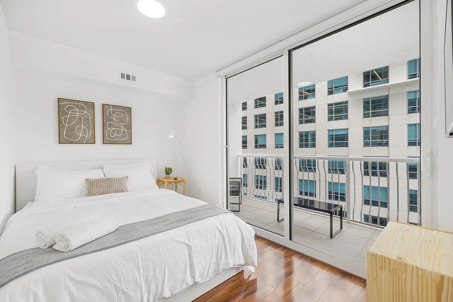 2 bed, 1.0 bath, 818 sqft, $3,733 — Photo 3
