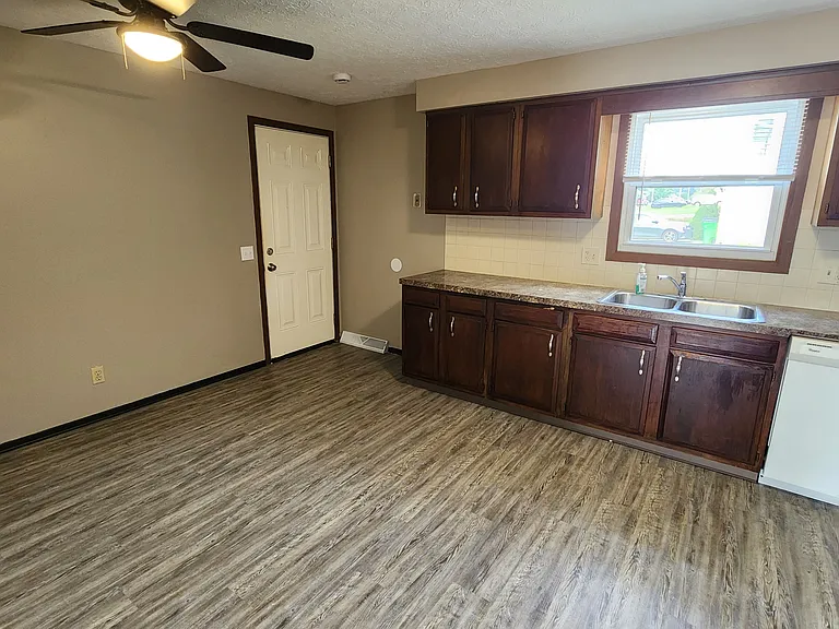 615 Applegrove St NW — Photo 5