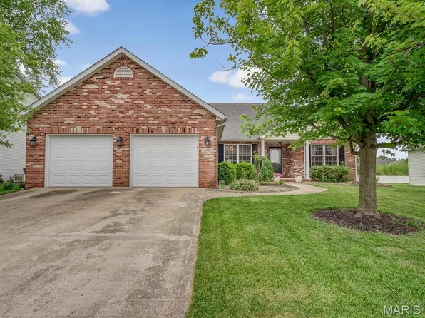 3430 Vicksburg Dr, Edwardsville, IL 62025