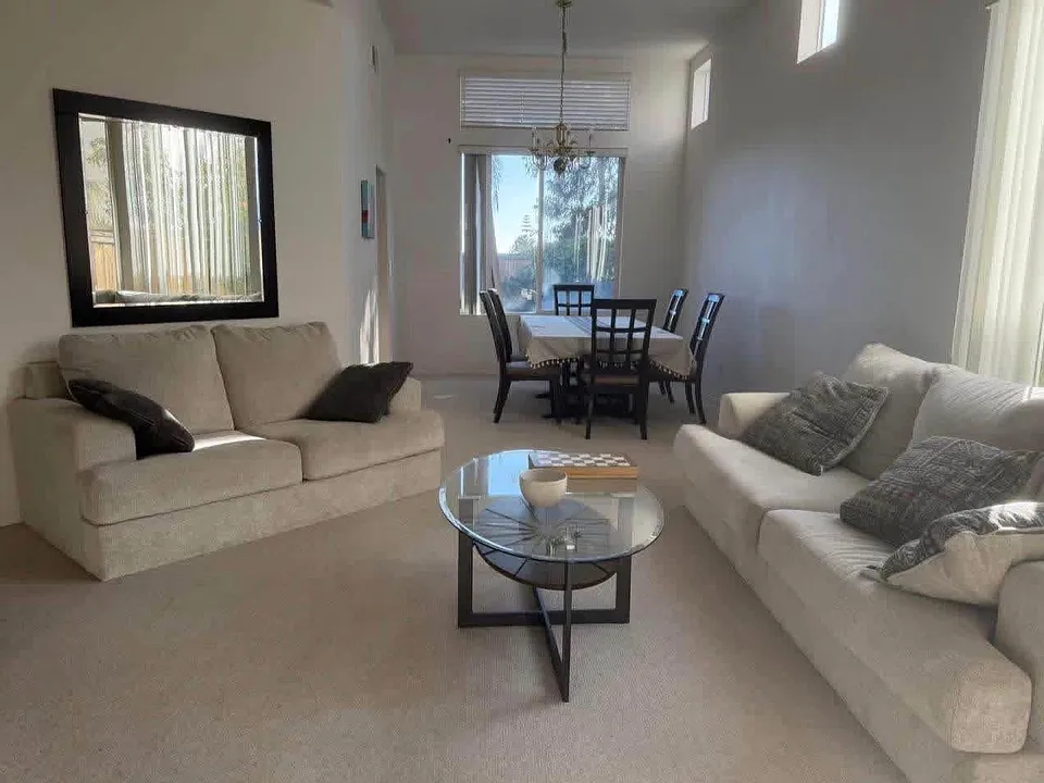 6689 Hollycrest Ct