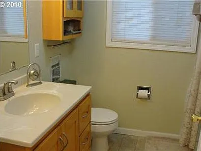 Upstairs Full Bathroom