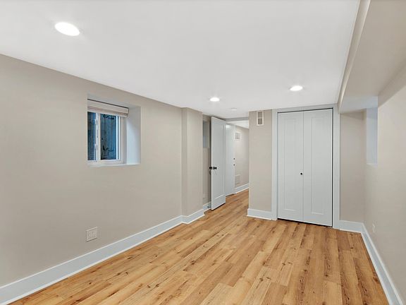 5th image of 1032 W Diversey Pkwy #G