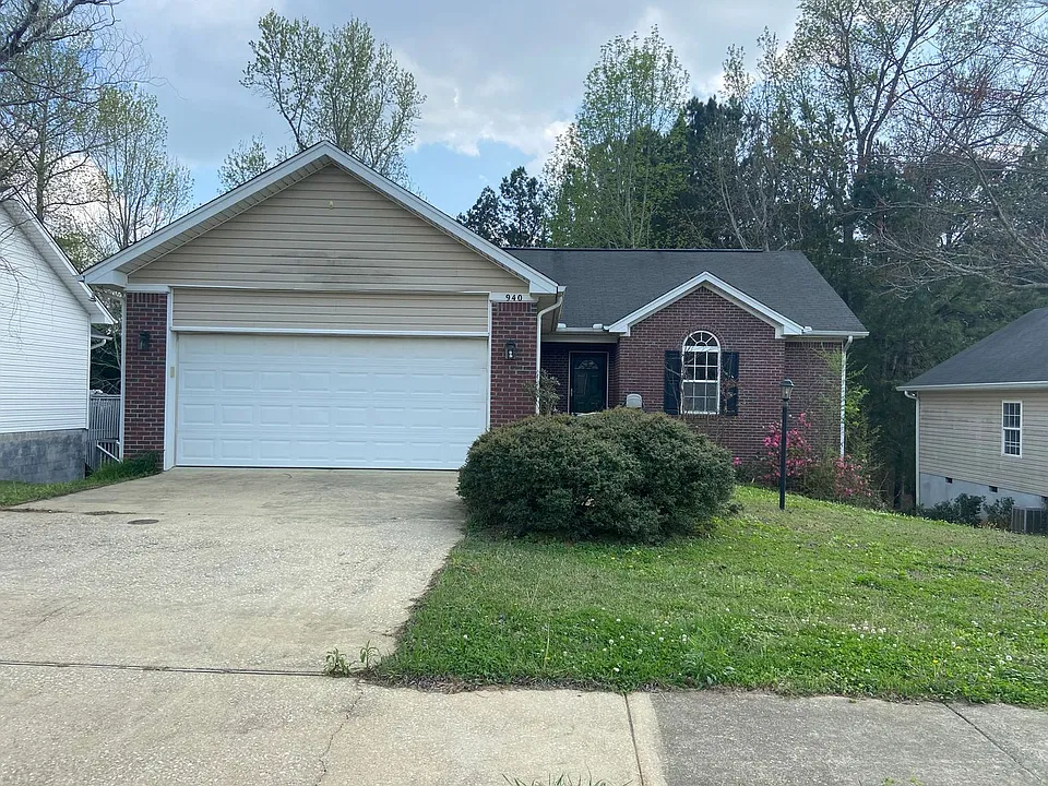 940 Sandstone Ln