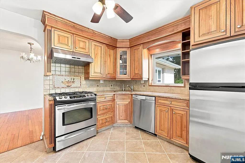 3 bed, 2.0 bath, $4,250 — Photo 2