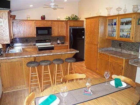 Kitchen with snack bar