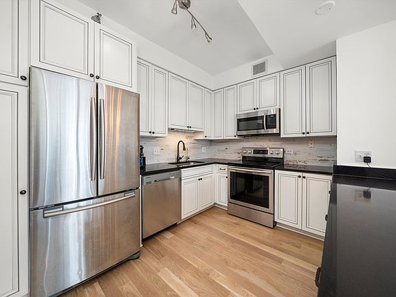 5th image of 435 W Erie St APT 1103