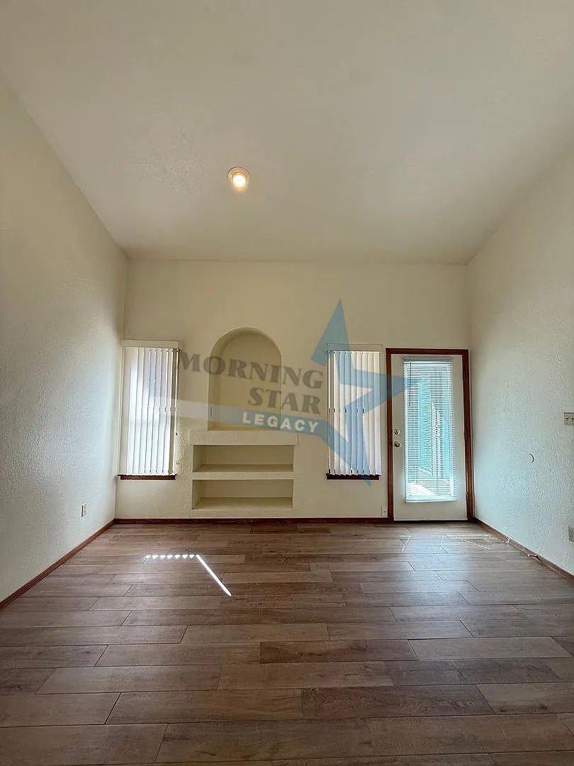 Charming 3 Bedroom Home - Location, Location, Location! — Photo 3