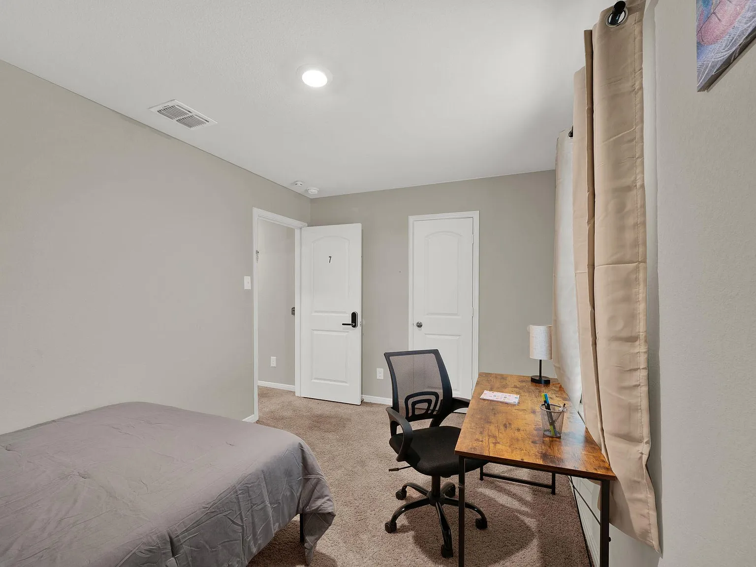 4 bed, 2.5 bath, 1428 sqft, $706 — Photo 2