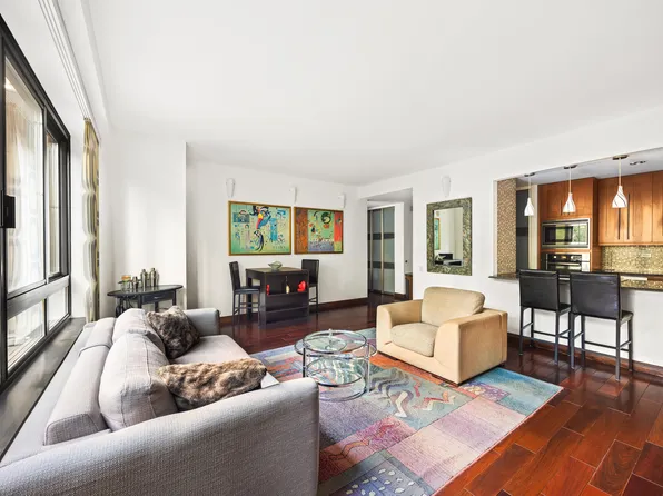 100 United Nations Plaza image 2 of 6