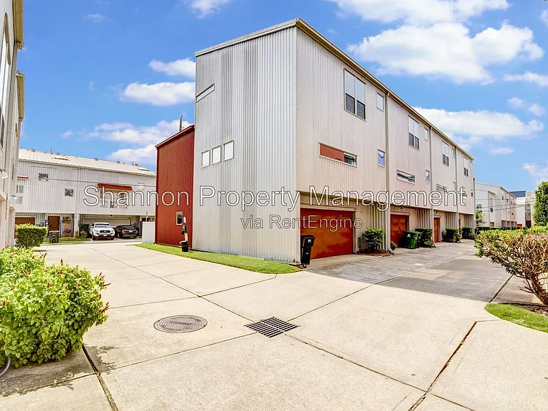 1211 Arthur St — Photo 2