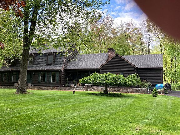 2nd image of 18 Stonewall Ln