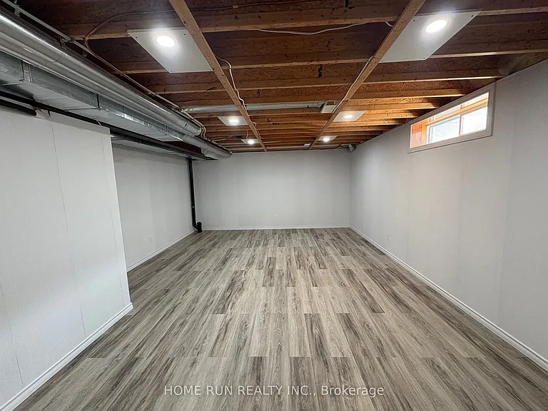 52 Collington St — Photo 37