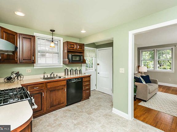 5th image of 502 Forest Ln