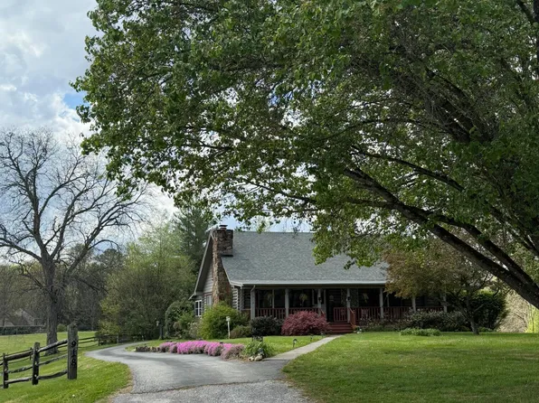 918 Country Ln, Walland, TN 37886