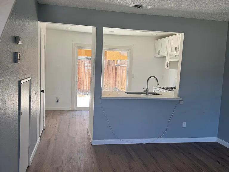 341 S Maple Ave — Photo 4