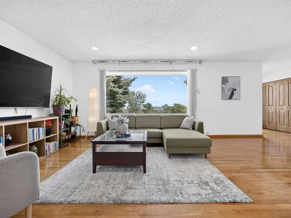7035 N Huntercrest Rd NW, Calgary, AB T2K 4J9