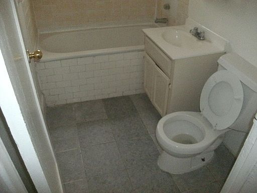 2nd image of 910 W 41st St APT 28