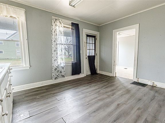 4th image of 207 Kossuth St