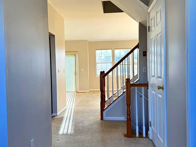30 Amesbury Ct — Photo 3