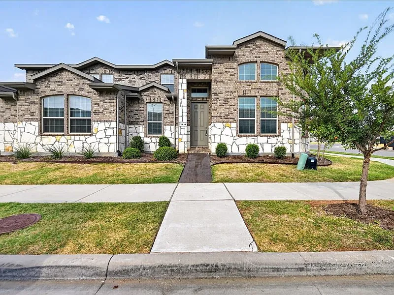 4 bed, 2010 sqft, $2,495 — Photo 2