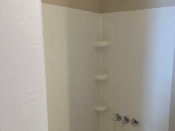 3rd image of 77 Floyd St Floor 1