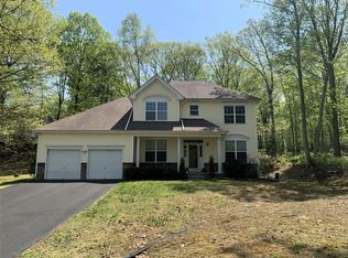 504 Saint Ives Ct, Bushkill, PA 18324