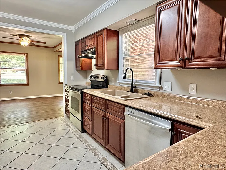 804 Hillman St — Photo 13