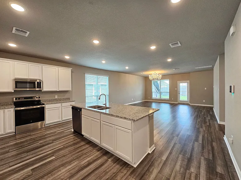 910 James Parker Cir — Photo 3