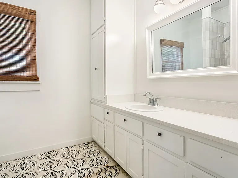 112 N Acorn St — Photo 17