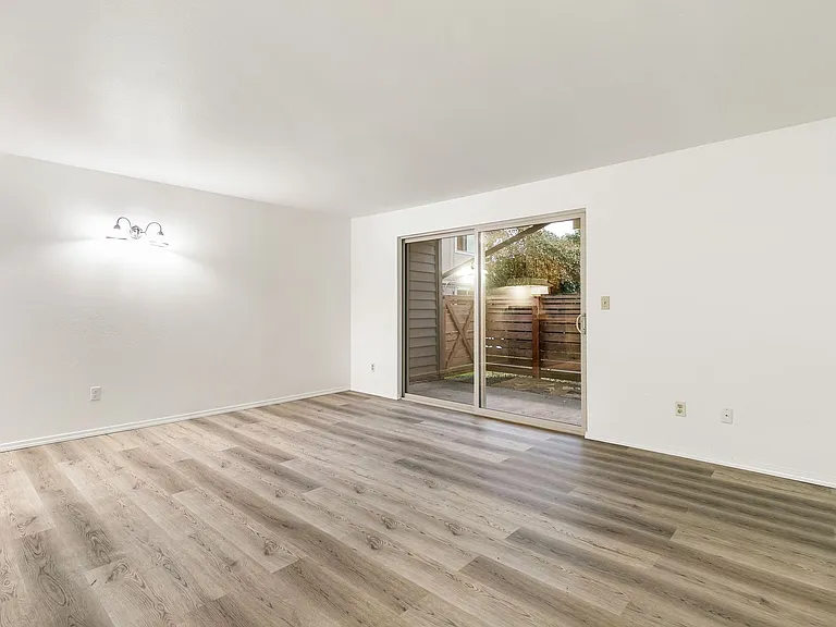 1607 Carolina St — Photo 11